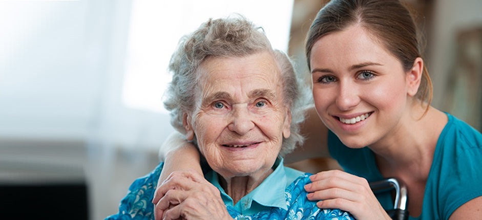 Betreuerin mit alter Dame